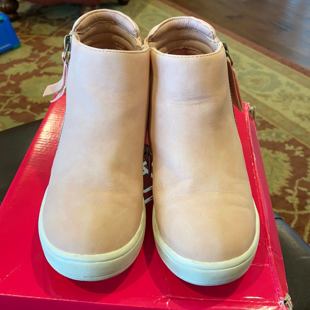 GUC. Dream Pairs pink wedge sneakers. Size 2.